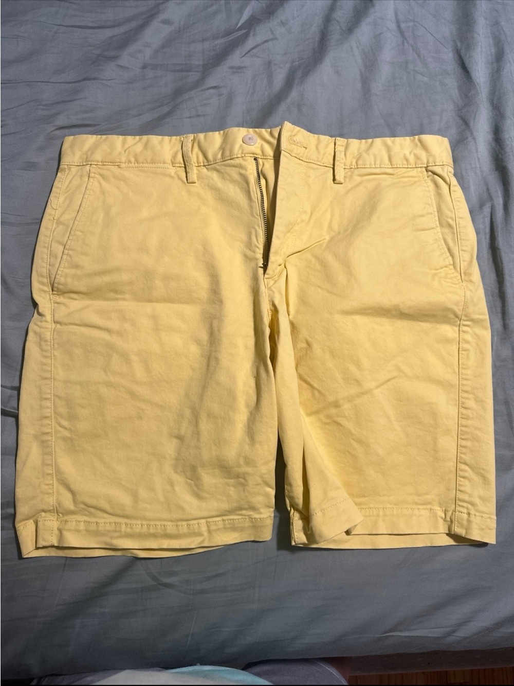 GAP Men's Pale Yellow Flat Front Cotton Shorts